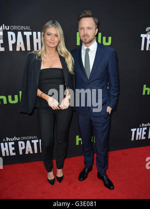 LOS ANGELES, CA - 21. März 2016: Schauspieler Aaron Paul & Frau Lauren Parsekian bei der Premiere für Hulu original TV-Serie "The Path' am Arclight Theater, Hollywood. Stockfoto