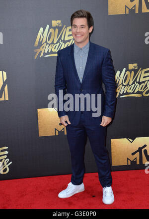 BURBANK, CA. 9. April 2016: Adam DeVine bei den 2016 MTV Movie Awards in den Warner Bros Studios. NUR ZUR REDAKTIONELLEN VERWENDUNG. © Jaguar Stockfoto