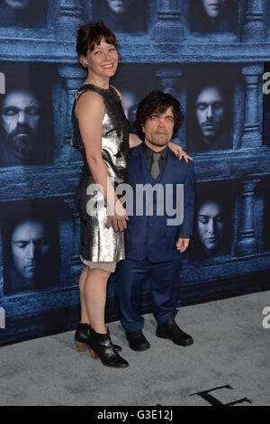 LOS ANGELES, CA. 10. April 2016: Schauspieler Peter Dinklage & Frau Schauspielerin Erica Schmidt bei der Premiere der 6. Staffel von Game of Thrones am TCL Chinese Theatre in Hollywood. Stockfoto