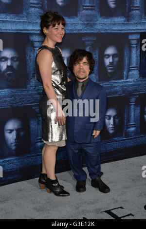 LOS ANGELES, CA. 10. April 2016: Schauspieler Peter Dinklage & Frau Schauspielerin Erica Schmidt bei der Premiere der 6. Staffel von Game of Thrones am TCL Chinese Theatre in Hollywood. Stockfoto