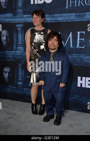 LOS ANGELES, CA. 10. April 2016: Schauspieler Peter Dinklage & Frau Schauspielerin Erica Schmidt bei der Premiere der 6. Staffel von Game of Thrones am TCL Chinese Theatre in Hollywood. Stockfoto