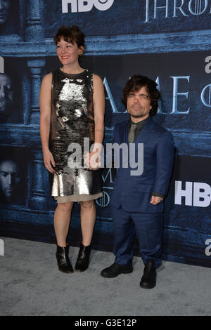 LOS ANGELES, CA. 10. April 2016: Schauspieler Peter Dinklage & Frau Schauspielerin Erica Schmidt bei der Premiere der 6. Staffel von Game of Thrones am TCL Chinese Theatre in Hollywood. Stockfoto