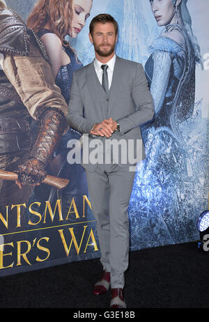 LOS ANGELES, CA. 11. April 2016: Chris Hemsworth bei der US-Premiere von "The Huntsman: Winter Krieg" am Regency Village Theatre in Westwood. Stockfoto