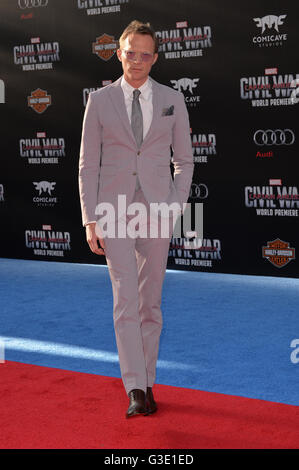 LOS ANGELES, CA. 12. April 2016: Schauspieler Paul Bettany bei der Weltpremiere von "Captain America: Bürgerkrieg" im Dolby Theater, Hollywood. Stockfoto