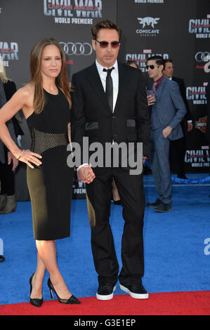 LOS ANGELES, CA. 12. April 2016: Schauspieler Robert Downey Jr & Frau Susan Downey bei der Welt-premiere von "Captain America: Bürgerkrieg" im Dolby Theater, Hollywood. Stockfoto