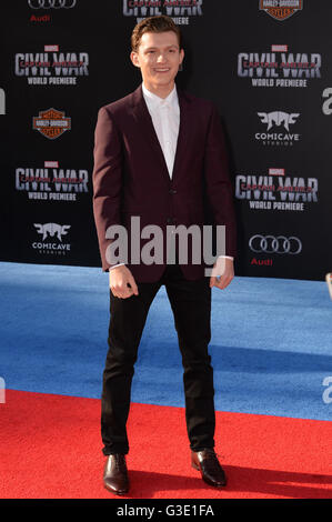 LOS ANGELES, CA. 12. April 2016: Schauspieler Tom Holland bei der Weltpremiere von "Captain America: Bürgerkrieg" im Dolby Theater, Hollywood. Stockfoto