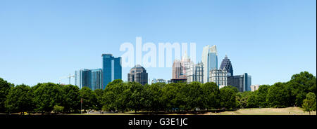 Piedmont Park in Atlanta, GA mit Skyline im Hintergrund an einem sonnigen Sommertag. Stockfoto