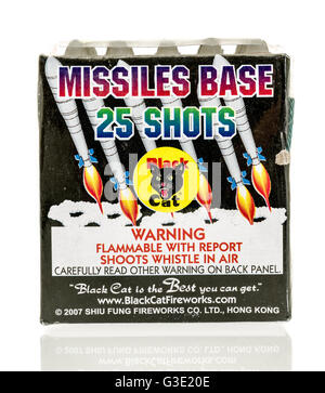 Winneconne, Wisconsin - 11. Juni 2016: schwarze Katze missile base Feuerwerk auf einem isolierten Hintergrund Stockfoto