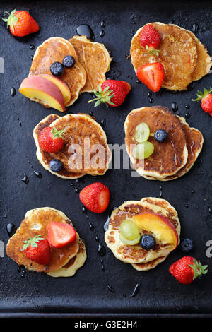 Pfannkuchen mit frischen Beeren, Lebensmittel-Draufsicht Stockfoto