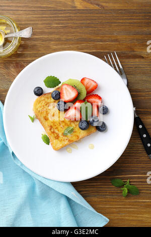 French Toast mit Früchten, Essen-Draufsicht Stockfoto