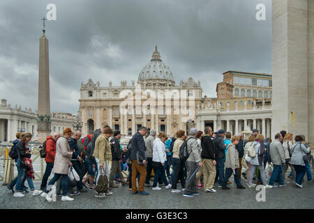 Italien, Rom, Vatikan, Touristenschlange Vor Dem Petersdom Stockfoto