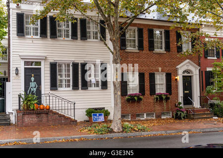 Ein mit Kürbissen dekoriertes Haus in der wohlhabenden Gegend von Georgetown während Halloween, Washington DC, USA Stockfoto