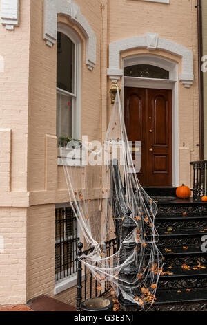 Haus in Georgetown dekoriert mit Kürbissen und Spinnweben für Halloween Feiern, Washington DC, USA Stockfoto