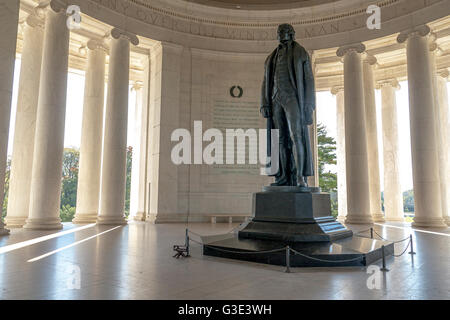 Bronzestatue von Thomas Jefferson durch den Bildhauer Rudulph Evans im Inneren Das Jefferson Memorial, Washington DC, USA Stockfoto