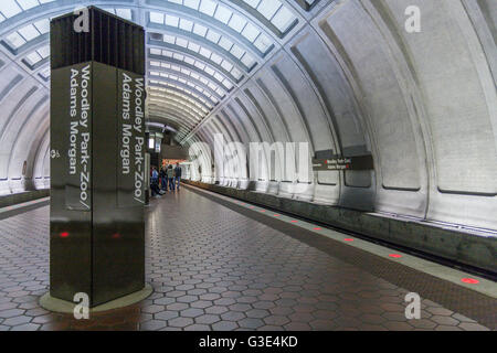 Das Innere der U-Bahn-Station Woodley Park Zoo in Washington DC, USA Stockfoto