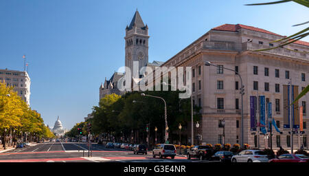 Der Old Post Office Pavilion, mit dem United States Capitol Bulding am anderen Ende der Pennsylvania Avenue, Washington DC Stockfoto