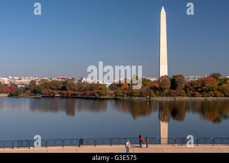 Washington Moment spiegelt sich in den Potomac Tidal Basin vom Jefferson Memorial in Washington DC, USA gesehen Stockfoto