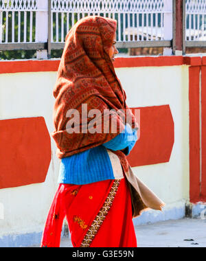 Nahaufnahme eines indischen Frau, die traditionelle Kleidung der bunten Sari und Kopftuch am Bahnhof, Agra, Uttar Pradesh, Indien, Asien Stockfoto