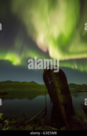 Northern lights über oben auf die Stadt, bekannt als Djupavik entlang der Küste Strandir, hier tanzen sie über dem alten Hering-Fabrik und Schiffbruch Stockfoto