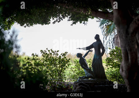 Auf dem See Genezareth zeigt eine Statue neben der Kirche von St. Peter-Primat Jesus nach seinem Tod und Auferstehung, erscheinen vor St. Peter Stockfoto