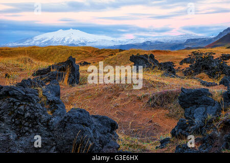 Snaefellsjökull erhebt sich über die umliegende Landschaft Islands Snaefellsness Halbinsel mit der Sonnenaufgang am Himmel aufleuchten; Island Stockfoto