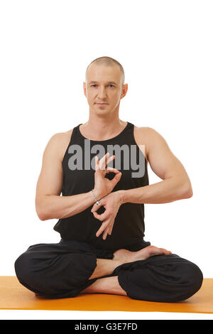 Yoga-Lehrer posiert mit Händen in mudra Stockfoto
