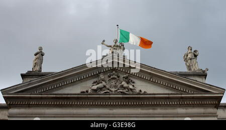 Irische Flagge hoch mit Hibernia Götzen, Republik von Irland Stockfoto