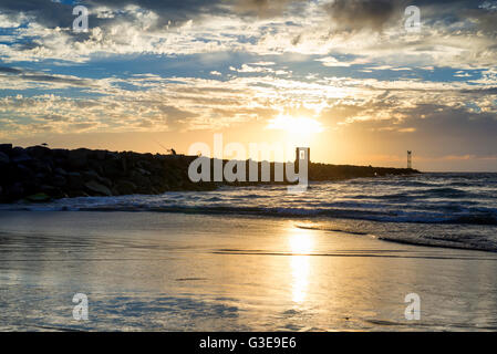 Die untergehende Sonne über der Mission Bay Kanal Anlegestelle von Mission Beach gesehen.  San Diego, California, Vereinigte Staaten von Amerika. Stockfoto