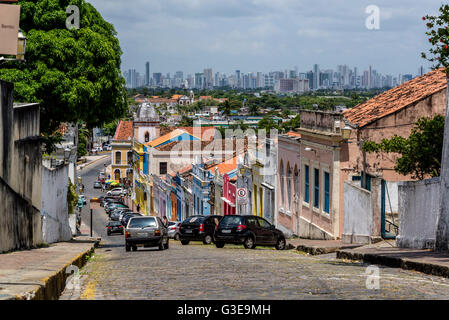 Street View und Recife in Ferne, Olinda, Pernambuco, Brasilien Stockfoto