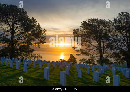 Die Sonne mit Blick vom Fort Rosecrans National Cemetery. San Diego, Kalifornien, USA. Stockfoto