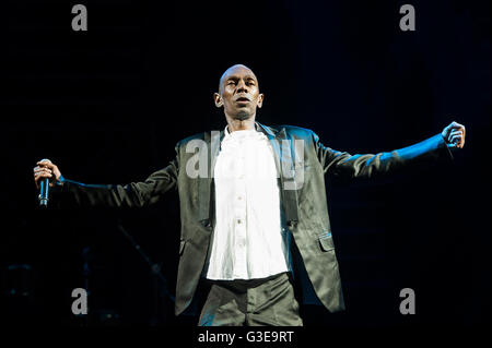 Maxi Jazz von Faithless führt auf der Bühne auf dem Isle Of Wight Festival im Seaclose Park, Newport, Isle Of Wight. Stockfoto