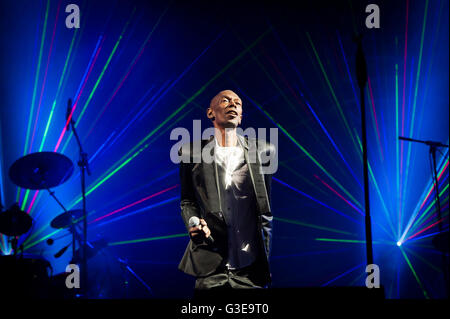 Maxi Jazz von Faithless führt auf der Bühne auf dem Isle Of Wight Festival im Seaclose Park, Newport, Isle Of Wight. Stockfoto