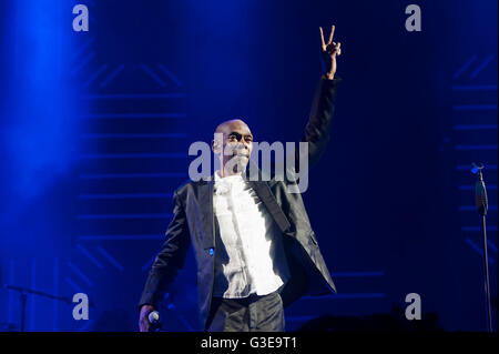 Maxi Jazz von Faithless führt auf der Bühne auf dem Isle Of Wight Festival im Seaclose Park, Newport, Isle Of Wight. Stockfoto