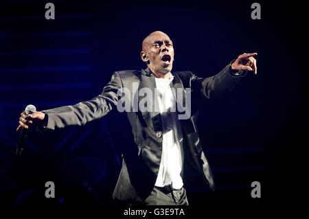 Maxi Jazz von Faithless führt auf der Bühne auf dem Isle Of Wight Festival im Seaclose Park, Newport, Isle Of Wight. Stockfoto