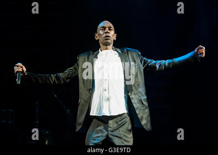 Maxi Jazz von Faithless führt auf der Bühne auf dem Isle Of Wight Festival im Seaclose Park, Newport, Isle Of Wight. Stockfoto