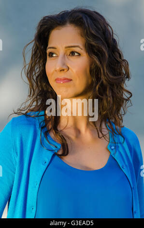 Porträt einer schönen überrascht nachdenklich Hispanic Frau in blauem Hemd und Pullover Stockfoto