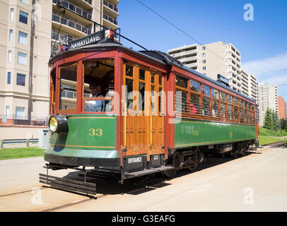 Ein Blick auf die historischen hohen Ebene Brücke Straßenbahn in Edmonton, Alberta, Kanada.  (Edmonton Straßenbahn #33 gezeigt). Stockfoto