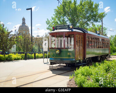 Die High Level Bridge Straßenbahn in Edmonton, Alberta, Kanada. Edmonton Straßenbahn #33 gezeigt; Alberta Legislature im Hintergrund. Stockfoto