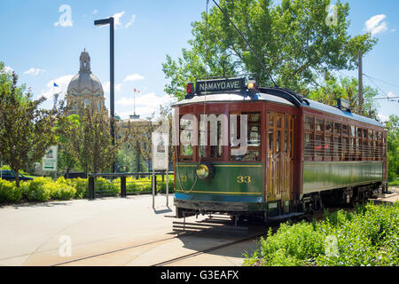 Die High Level Bridge Straßenbahn in Edmonton, Alberta, Kanada. Edmonton Straßenbahn #33 gezeigt; Alberta Legislature im Hintergrund. Stockfoto