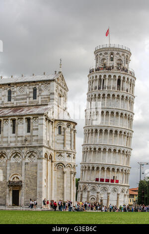 PISA, Italien - 14. August 2015: Welt berühmten Piazza dei Miracoli in Pisa, Italien (12. Jahrhundert). Schiefen Turm Stockfoto
