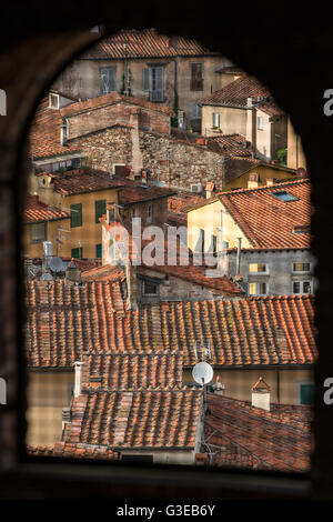 Blick aus dem Fenster auf traditionelle italienische Stadt Dächer und Häuser, Lucca, Italien Stockfoto