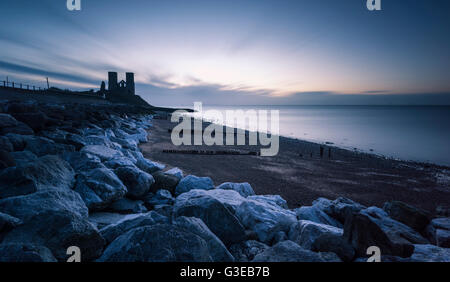 Reculver Türmen an der Küste von North Kent in der Abenddämmerung. Stockfoto