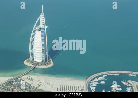 Dubai, Vereinigte Arabische Emirate - 17. Oktober 2014: Foto des berühmten Burj Al Arab Hotel in Dubai ein Wasserflugzeug entnommen.