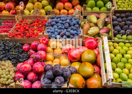 Florenz, Italien - 17. September 2015: Obst und Gemüse in Kisten zum Verkauf im italienischen Markt Stockfoto