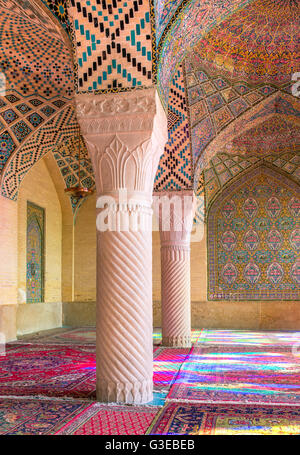 Shiraz, Iran - 27. Dezember 2015: Nasir Al-Mulk Moschee in Schiraz, Iran, auch bekannt als Pink Moschee Stockfoto