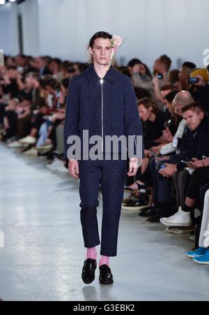 Models auf dem Laufsteg während der Agi & Sam London Collections Men SS17 Show in der BFC Show Space The Strand, London. Stockfoto