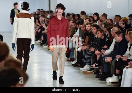 Models auf dem Laufsteg während der Agi & Sam London Collections Men SS17 Show in der BFC Show Space The Strand, London. Stockfoto
