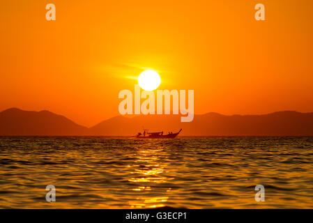 Langes Boot Silhouette bei Sonnenuntergang vom Railay Beach, Krabi, Thailand Stockfoto