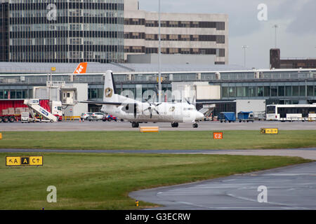 VLM Airlines Fokker 50 regionale Turboprop-Flugzeuge (OO-VLP) Rollen auf Asphalt Manchester International Airport. Stockfoto