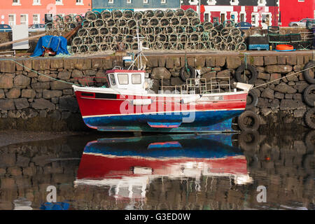 roten Fischerboot in tobermory Stockfoto